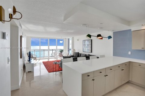 Condo in Miami Beach, Florida, 2 bedrooms  № 2046210 - photo 23