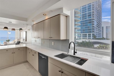 Condo in Miami Beach, Florida, 2 bedrooms  № 2046210 - photo 9