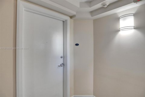 Condo in Miami Beach, Florida, 2 bedrooms  № 2046210 - photo 2