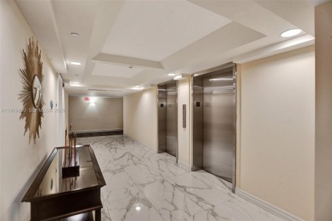 Condo in Miami Beach, Florida, 2 bedrooms  № 2046210 - photo 26