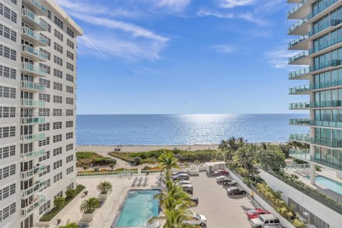 Condo in Miami Beach, Florida, 2 bedrooms  № 2046210 - photo 18