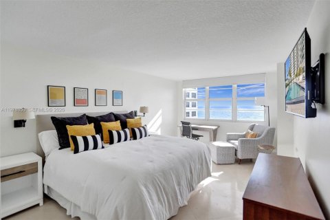 Condo in Miami Beach, Florida, 2 bedrooms  № 2046210 - photo 19