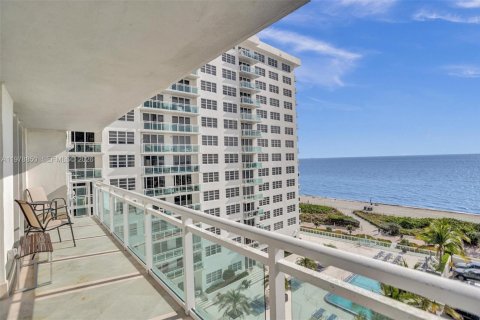 Condo in Miami Beach, Florida, 2 bedrooms  № 2046210 - photo 16