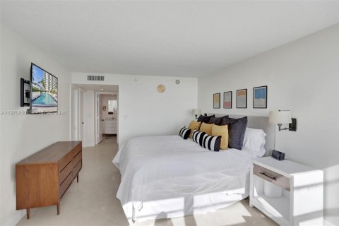 Condo in Miami Beach, Florida, 2 bedrooms  № 2046210 - photo 21