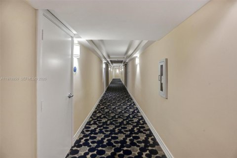 Condo in Miami Beach, Florida, 2 bedrooms  № 2046210 - photo 27