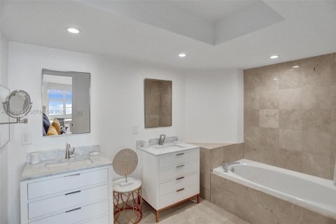 Condo in Miami Beach, Florida, 2 bedrooms  № 2046210 - photo 22