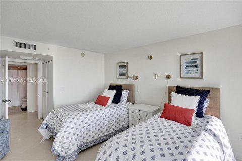 Condo in Miami Beach, Florida, 2 bedrooms  № 2046210 - photo 15