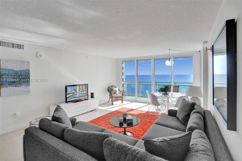 Condo in Miami Beach, Florida, 2 bedrooms  № 2046210 - photo 3