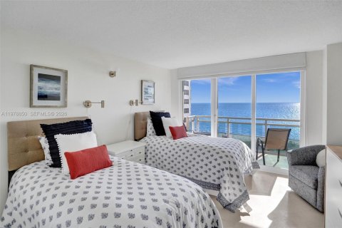 Condo in Miami Beach, Florida, 2 bedrooms  № 2046210 - photo 13