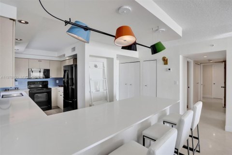 Condo in Miami Beach, Florida, 2 bedrooms  № 2046210 - photo 6