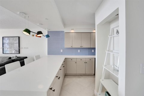 Condo in Miami Beach, Florida, 2 bedrooms  № 2046210 - photo 7