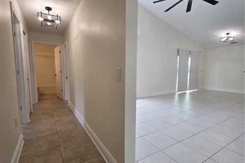 Villa ou maison à louer à Deltona, Floride: 4 chambres, 187.38 m2 № 2105939 - photo 13