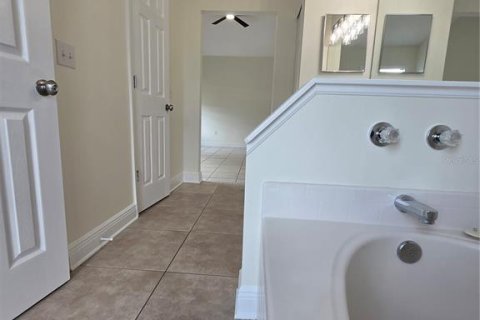 Villa ou maison à louer à Deltona, Floride: 4 chambres, 187.38 m2 № 2105939 - photo 21