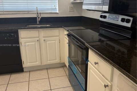 Купить кондоминиум в Пемброк-Пайнс, Флорида 2 спальни, 79.34м2, № 2031916 - фото 4