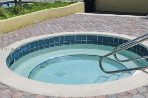 Купить кондоминиум в Пемброк-Пайнс, Флорида 2 спальни, 79.34м2, № 2031916 - фото 11