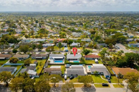 House in Cutler Bay, Florida 4 bedrooms, 156.91 sq.m. № 2044616 - photo 5