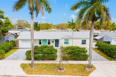 House in Cutler Bay, Florida 4 bedrooms, 156.91 sq.m. № 2044616 - photo 1