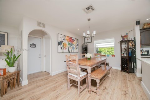 House in Cutler Bay, Florida 4 bedrooms, 156.91 sq.m. № 2044616 - photo 11