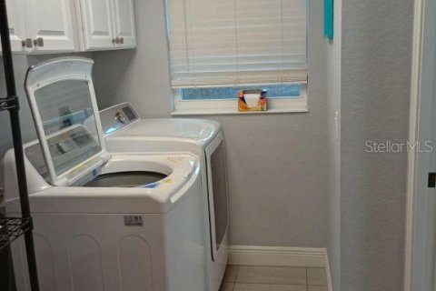 House in Lady Lake, Florida 4 bedrooms, 220.27 sq.m. № 2398704 - photo 15