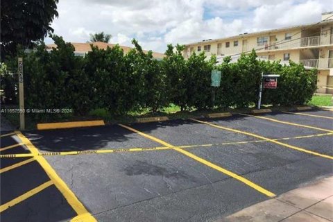 Commercial property in Miami Beach, Florida № 1979309 - photo 9