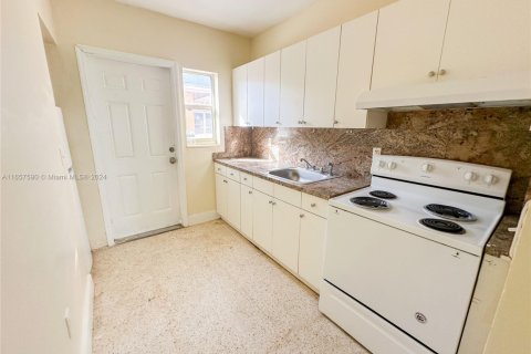 Commercial property in Miami Beach, Florida № 1979309 - photo 16