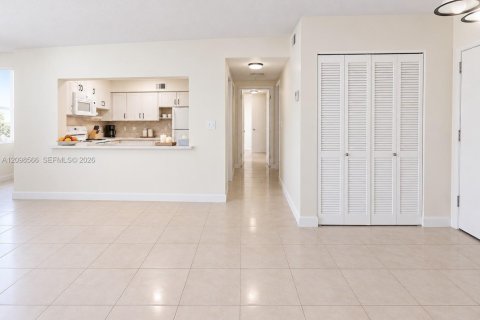 Condo in Sunny Isles Beach, Florida, 1 bedroom  № 2399675 - photo 3