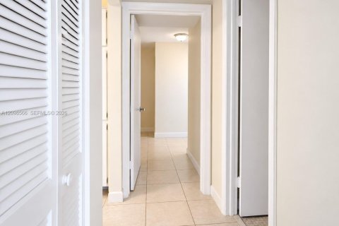 Condo in Sunny Isles Beach, Florida, 1 bedroom  № 2399675 - photo 7