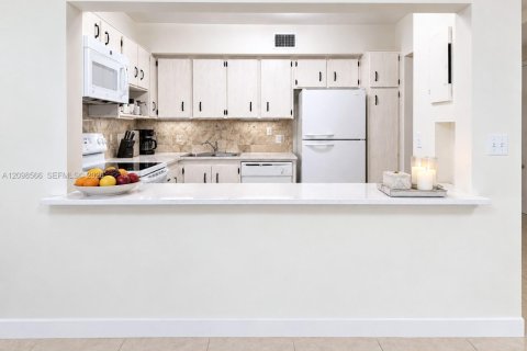 Condo in Sunny Isles Beach, Florida, 1 bedroom  № 2399675 - photo 8