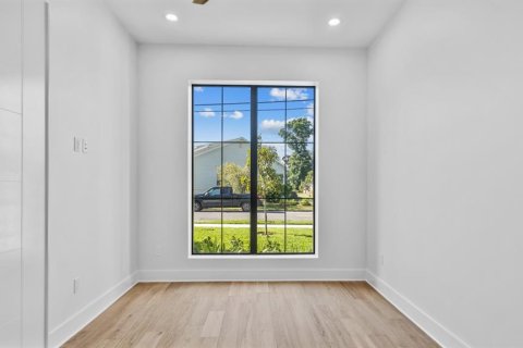 House in Tampa, Florida 4 bedrooms, 325.16 sq.m. № 1518586 - photo 5