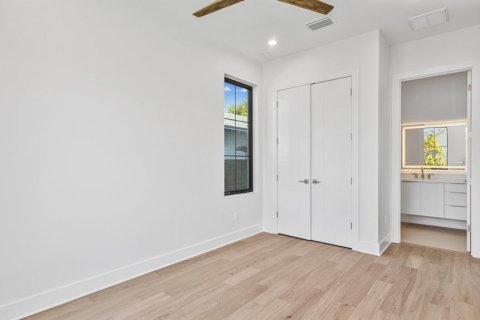 House in Tampa, Florida 4 bedrooms, 325.16 sq.m. № 1518586 - photo 14