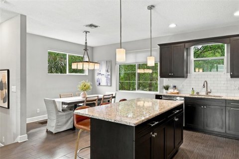 Townhouse in Tampa, Florida 3 bedrooms, 168.52 sq.m. № 2404381 - photo 12