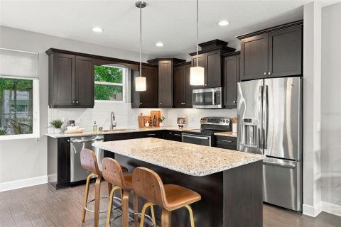 Townhouse in Tampa, Florida 3 bedrooms, 168.52 sq.m. № 2404381 - photo 13
