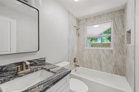 House in Clearwater, Florida 4 bedrooms, 173.17 sq.m. № 2231261 - photo 14