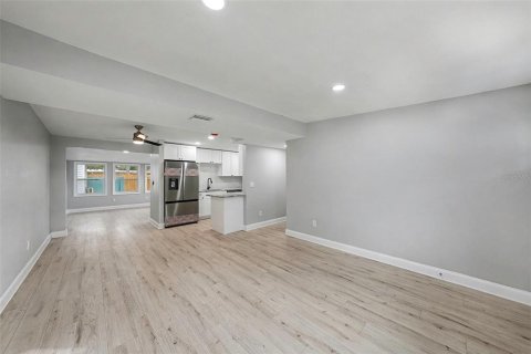 House in Clearwater, Florida 4 bedrooms, 173.17 sq.m. № 2231261 - photo 2