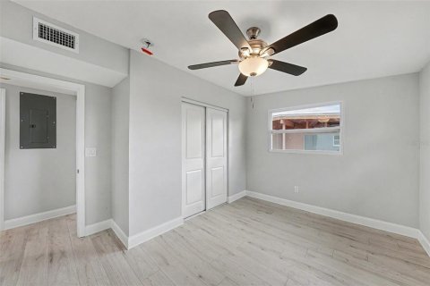 House in Clearwater, Florida 4 bedrooms, 173.17 sq.m. № 2231261 - photo 17