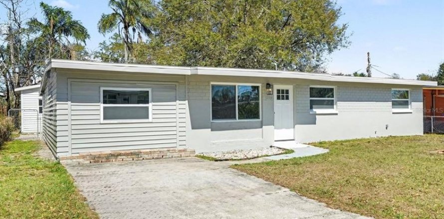 House in Clearwater, Florida 4 bedrooms, 173.17 sq.m. № 2231261