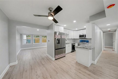 House in Clearwater, Florida 4 bedrooms, 173.17 sq.m. № 2231261 - photo 4