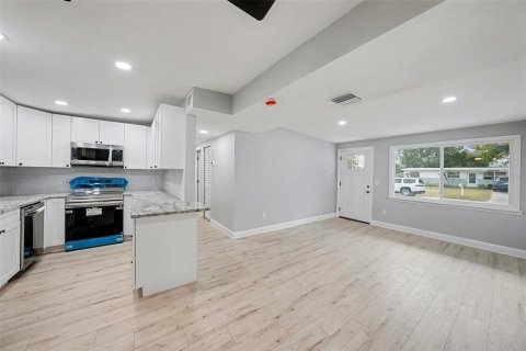 House in Clearwater, Florida 4 bedrooms, 173.17 sq.m. № 2231261 - photo 5