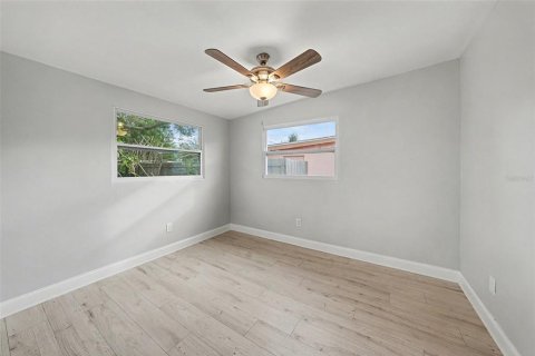 House in Clearwater, Florida 4 bedrooms, 173.17 sq.m. № 2231261 - photo 18