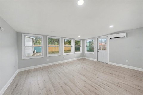 House in Clearwater, Florida 4 bedrooms, 173.17 sq.m. № 2231261 - photo 7