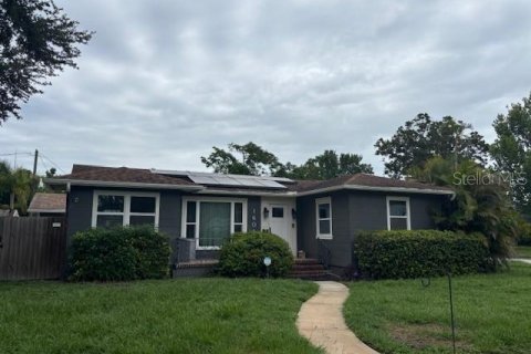 House in Saint Petersburg, Florida 2 bedrooms, 142.98 sq.m. № 1811065 - photo 1