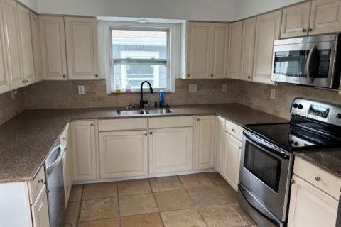 House in Saint Petersburg, Florida 2 bedrooms, 142.98 sq.m. № 1811065 - photo 8