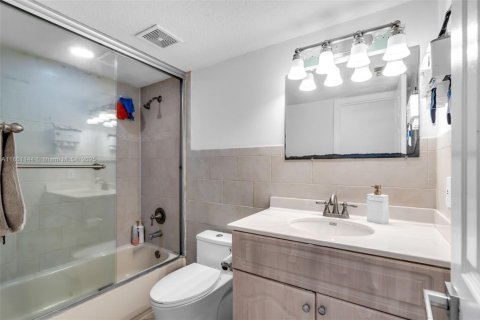 Townhouse in Hollywood, Florida 3 bedrooms, 126.35 sq.m. № 1696852 - photo 21