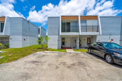 Townhouse in Hollywood, Florida 3 bedrooms, 126.35 sq.m. № 1696852 - photo 1