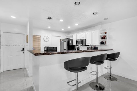 Townhouse in Hollywood, Florida 3 bedrooms, 126.35 sq.m. № 1696852 - photo 11