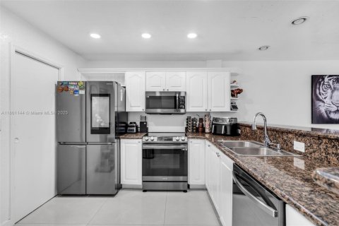 Townhouse in Hollywood, Florida 3 bedrooms, 126.35 sq.m. № 1696852 - photo 12