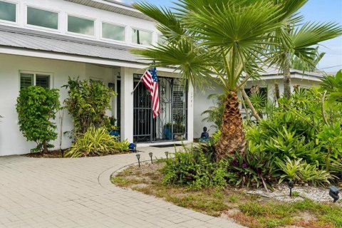 House in Sarasota, Florida 4 bedrooms, 255.2 sq.m. № 2396197 - photo 8