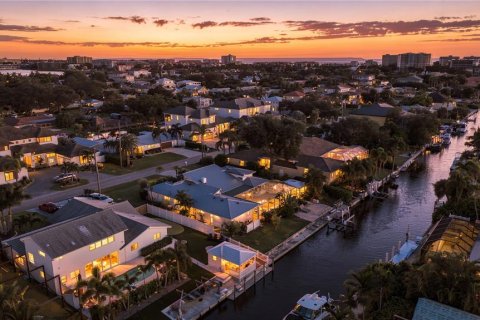 House in Sarasota, Florida 4 bedrooms, 255.2 sq.m. № 2396197