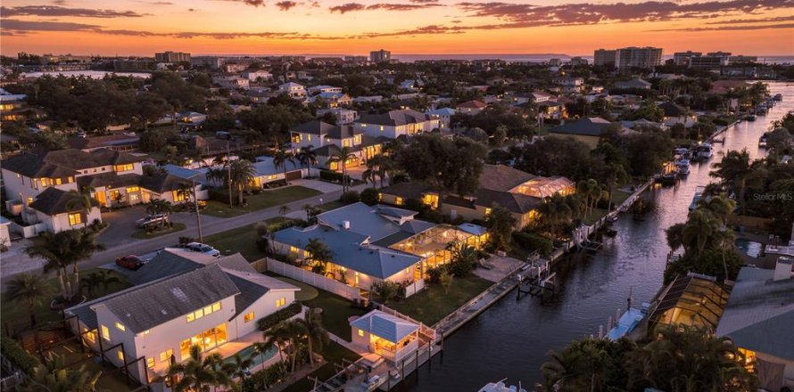 House in Sarasota, Florida 4 bedrooms, 255.2 sq.m. № 2396197