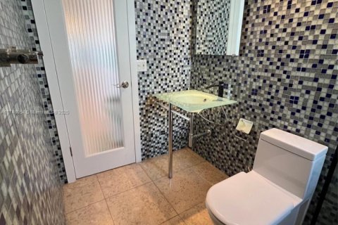 Condo in Miami Beach, Florida, 1 bedroom  № 1860467 - photo 11